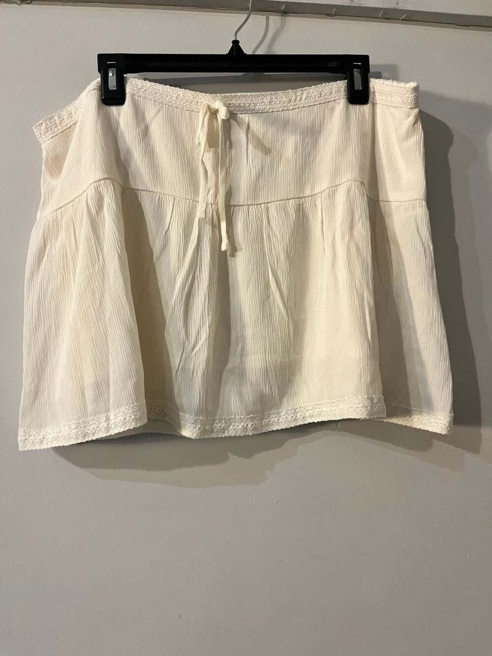 No Boundaries White Pull-On Tiered Mini Skirt with Lace Trim and Drawstring 010-